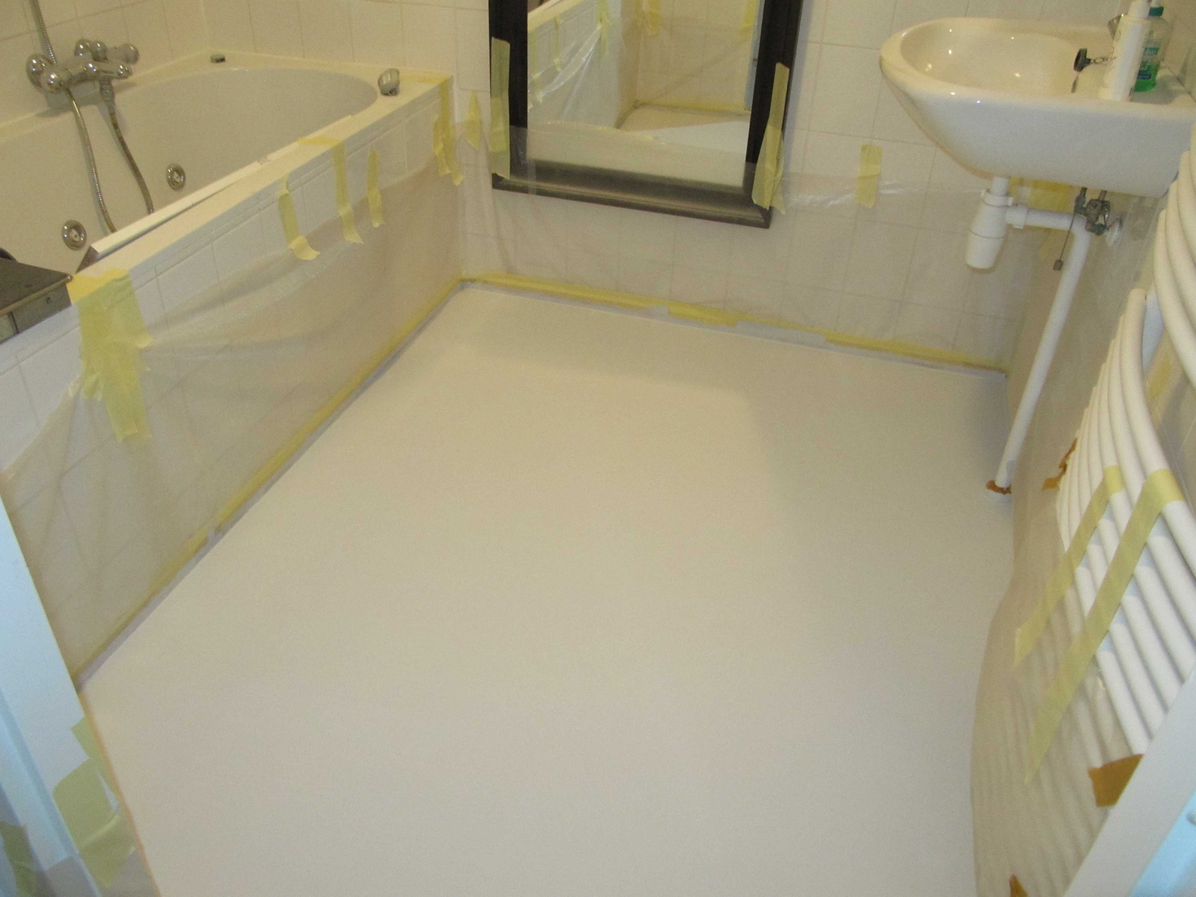 Badkamer witte vloer